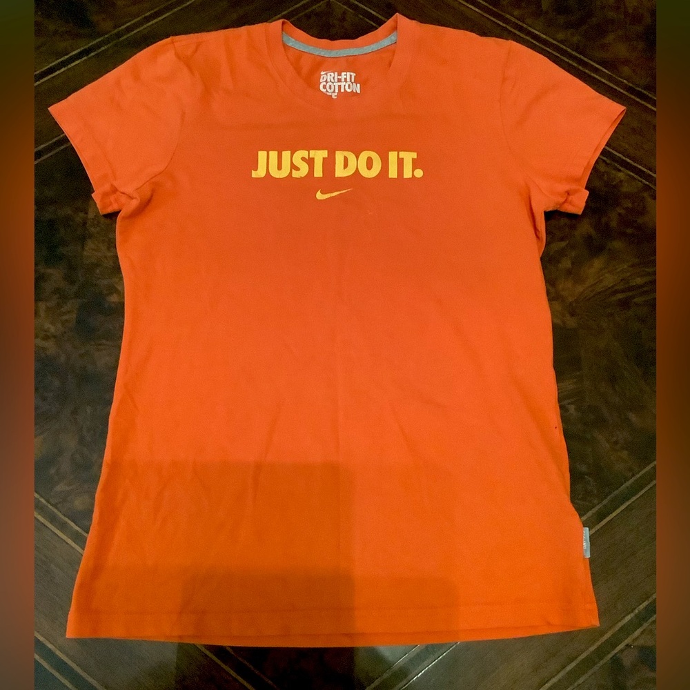 WOMEN NIKE TEE SIZE M